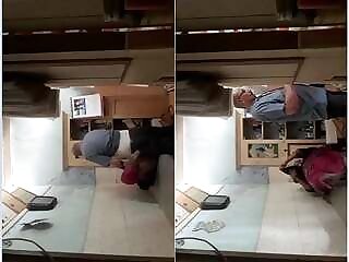 దేశీ గై భార్య డాక్టర్ దగ్గరకు వెళ్లి అతనితో సెక్స్ చేస్తుంది.